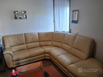 divano angolare in pelle