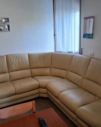 divano angolare in pelle