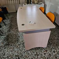 Scrivania elegante con cassettiera