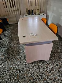 Scrivania elegante con cassettiera