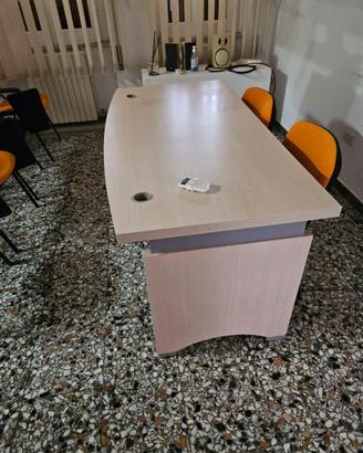 Scrivania elegante con cassettiera