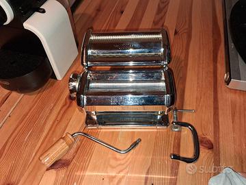 macchina per la pasta a mano Imperia ben tenuta 