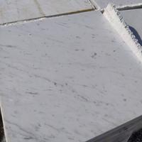 Stock pavimento marmo di Carrara chiaro