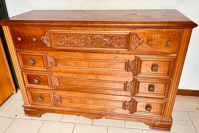 Cassettiera cassettone  in legno con decorazioni