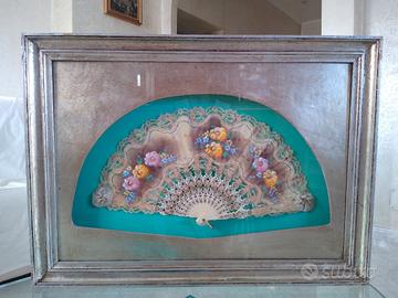 Ventaglio in teca dipinto a mano fiori 