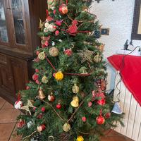 Albero sintetico con alcuni addobbi
