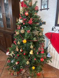 Albero sintetico con alcuni addobbi
