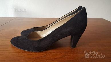 Decollete' in camoscio nero. Numero 43