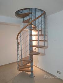 Scala a chiocciola con gradini in legno massello 