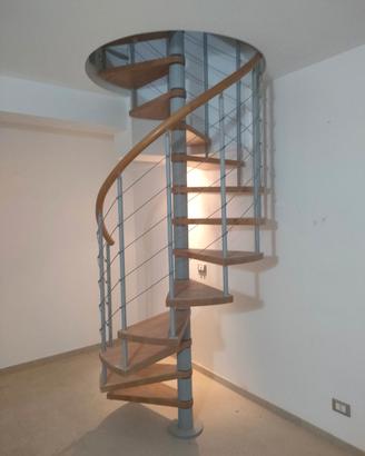 Scala a chiocciola con gradini in legno massello 