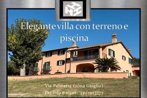 Elegante villa con terreno e piscina