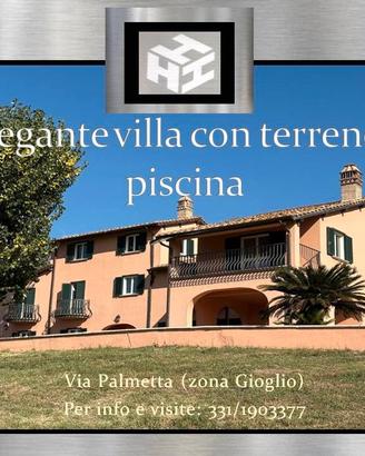 Elegante villa con terreno e piscina