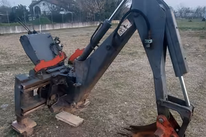 Braccio escavatore per minipale e trattore.