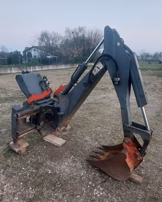 Braccio escavatore per minipale e trattore.