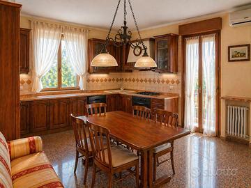 Appartamento con giardino,cantina e garage