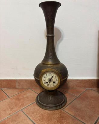 Orologio da tavolo antico design a vaso