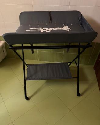 Fasciatoio pieghevole con ruote usato pochissimo.