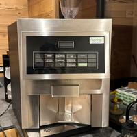 Macchina caffe con macinatore chicchi e latte