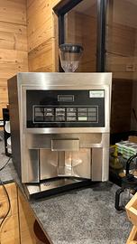 Macchina caffe con macinatore chicchi e latte