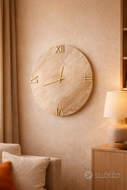 Orologio in marmo con rifiniture oro