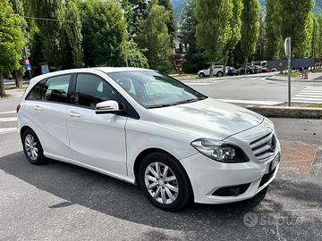 Mercedes B180 CDI con gancio traino