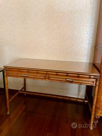 Scrivania con sedia in legno e rattan