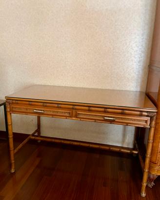 Scrivania con sedia in legno e rattan