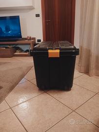 Baule nero in plastica