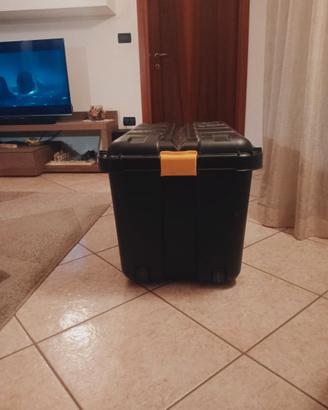 Baule nero in plastica