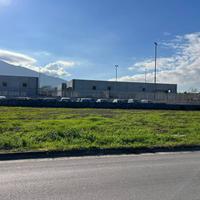 capannone con spazio esterno