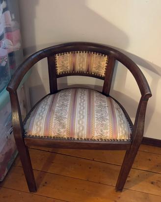 Poltroncina a pozzetto in legno massello