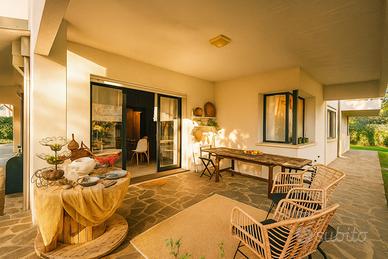 Villa di pregio con giardino sul fiume Botteniga