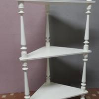 Angoliera in legno bianco e torniture nuova