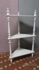 Angoliera in legno bianco e torniture nuova