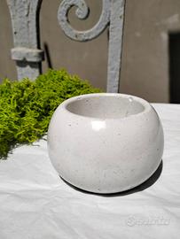 Vaso "Ombra di Luna" in cemento bianco 
