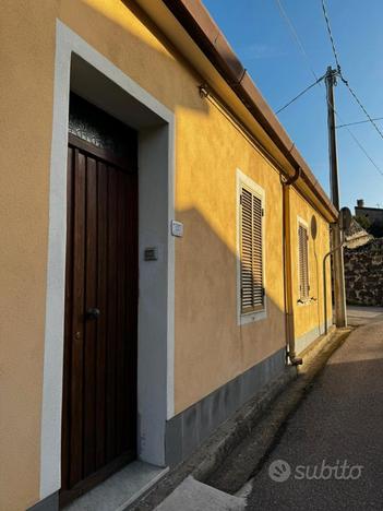 Casa indipendente con giardino retrostante