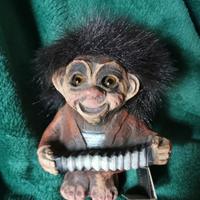 troll norvegese con fisarmonica 