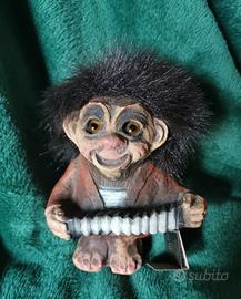 troll norvegese con fisarmonica 