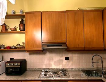 Cucina angolare artigianale in rovere con top in g