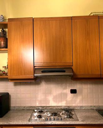 Cucina angolare artigianale in rovere con top in g