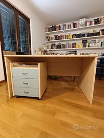 Scrivania con cassettiera