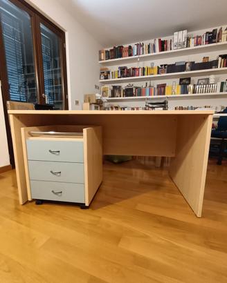 Scrivania con cassettiera