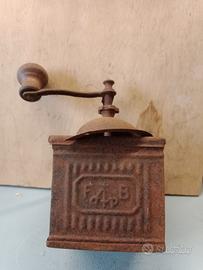 Antico macinino a manovella 