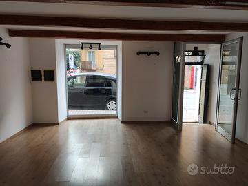 Locale commerciale con bagno