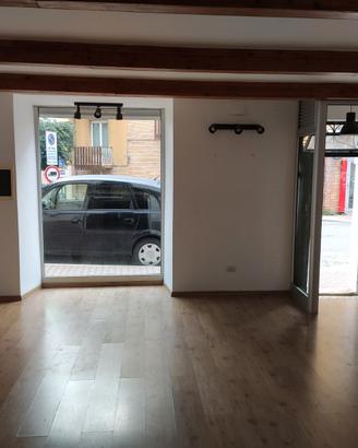 Locale commerciale con bagno