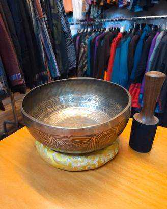 Elegante Campana Tibetana incisa con mandala