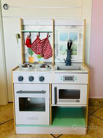 Cucina giocattolo in legno