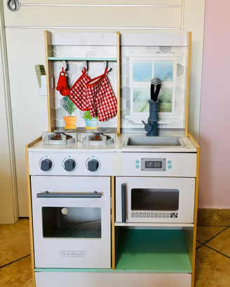 Cucina giocattolo in legno