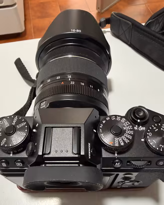 Reflex Fujifilm X-T5  con 16-80 Fuji