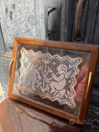 Vassoio vintage in legno vetro e ricamo di pizzo